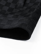 Stijlvolle geruite jas voor dames met imitatie-suède zakken en klassieke pasvorm.