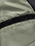 Stijlvolle geruite jas voor dames met imitatie-suède zakken en klassieke pasvorm.