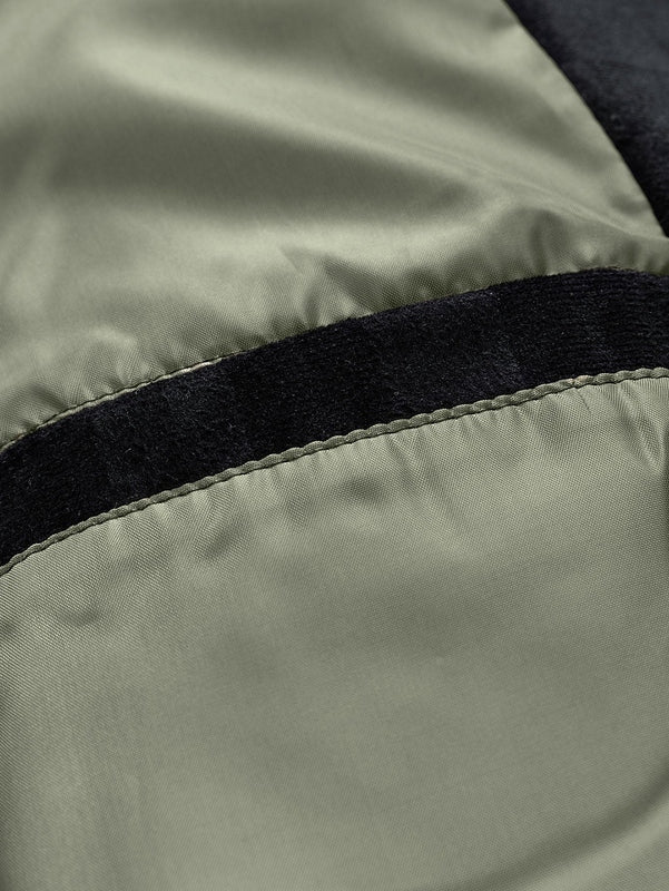 Stijlvolle geruite jas voor dames met imitatie-suède zakken en klassieke pasvorm.