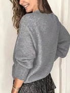 Damestrui met elegante V-hals en klassiek kabelgebreid patroon, ideaal voor dagelijks gebruik.