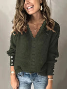 Damestrui met elegante V-hals en klassiek kabelgebreid patroon, ideaal voor dagelijks gebruik.