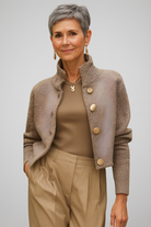 Elegant Gestructureerd Jasje met Gouden Knopen - Luxe Textuur, Getailleerde Pasvorm, Neutrale Aardetint 1