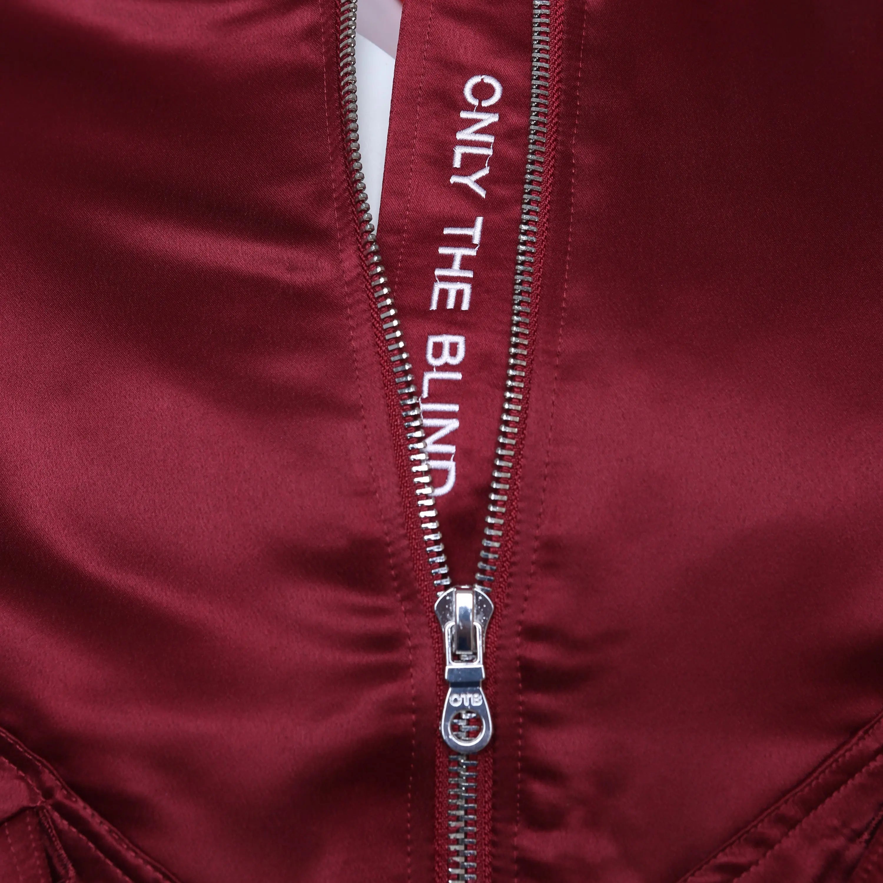 Satijnen Wijnrode Bomberjack – Stijlvolle & Glanzende Damesjas met Moderne Pasvorm - 3