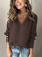 Damestrui met elegante V-hals en klassiek kabelgebreid patroon, ideaal voor dagelijks gebruik.