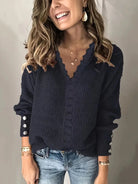 Damestrui met elegante V-hals en klassiek kabelgebreid patroon, ideaal voor dagelijks gebruik.