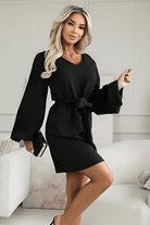 Elegante Vrijetijdsjurk met V-hals en Strikceintuur – Onder Kniehoogte met Lange Mouwen voor Elke Gelegenheid 1