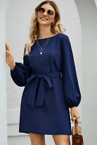 Elegante Vrijetijdsjurk met V-hals en Strikceintuur – Onder Kniehoogte met Lange Mouwen voor Elke Gelegenheid 4