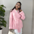 Gezellige Gebreide Dames Jas met Afneembare Riem – Lange Wikkelstijl voor Koude Dagen 10