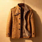 Klassieke Suède Overjas met Volledige Knoopsluiting en Gestructureerde Schouders – Lang Silhouet met Dubbele Heupzakken 0