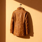 Klassieke Suède Overjas met Volledige Knoopsluiting en Gestructureerde Schouders – Lang Silhouet met Dubbele Heupzakken 2