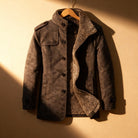 Klassieke Suède Overjas met Volledige Knoopsluiting en Gestructureerde Schouders – Lang Silhouet met Dubbele Heupzakken 3