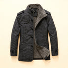 Klassieke Suède Overjas met Volledige Knoopsluiting en Gestructureerde Schouders – Lang Silhouet met Dubbele Heupzakken 4