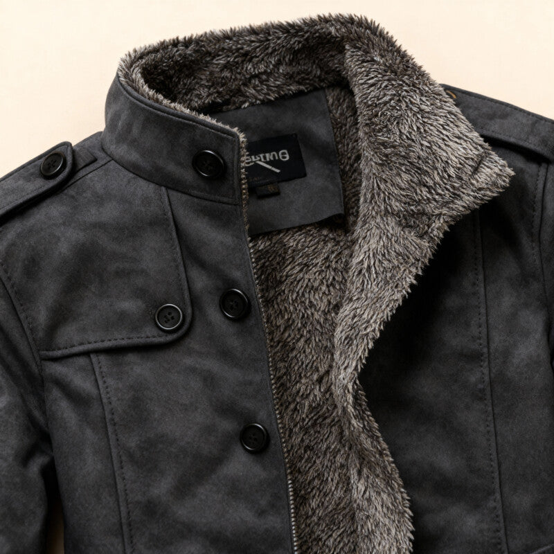 Klassieke Suède Overjas met Volledige Knoopsluiting en Gestructureerde Schouders – Lang Silhouet met Dubbele Heupzakken 5