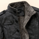 Klassieke Suède Overjas met Volledige Knoopsluiting en Gestructureerde Schouders – Lang Silhouet met Dubbele Heupzakken 5