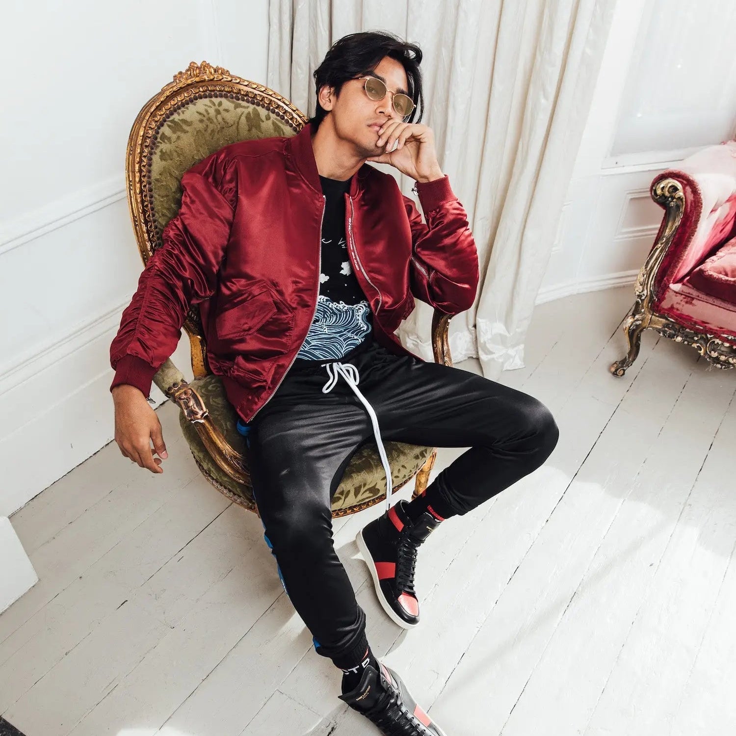 Satijnen Wijnrode Bomberjack – Stijlvolle & Glanzende Damesjas met Moderne Pasvorm - 2