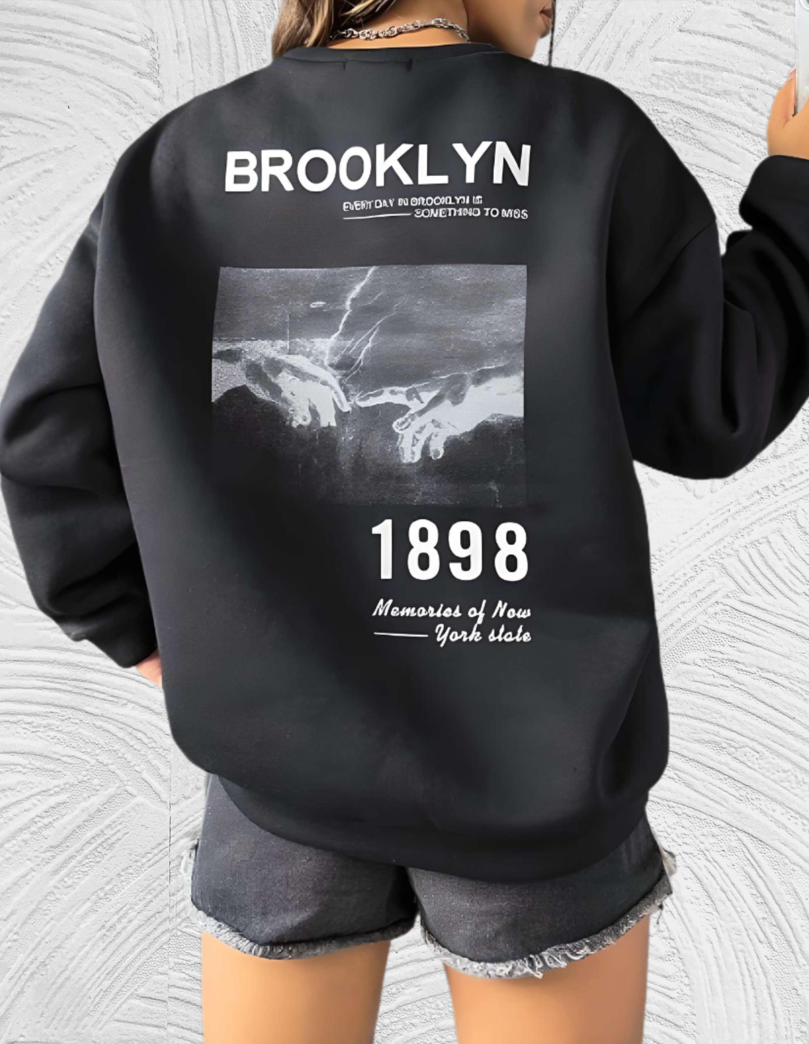 Sheryll - Oversized trui met ronde hals eenvoudige voorkant met Brooklyn 1898 statement en foto ontwerp aan de achterkant - Miller-Mode