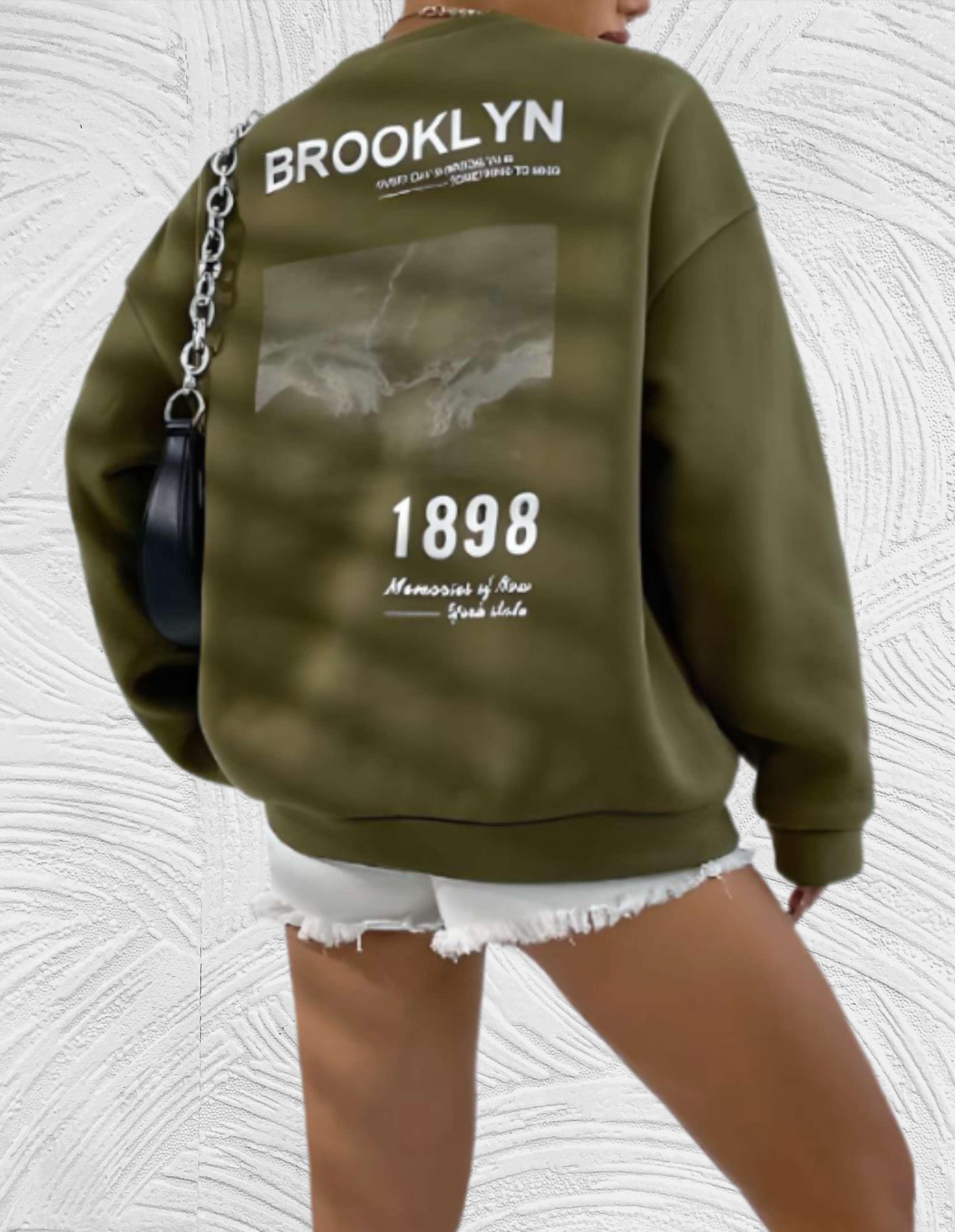 Sheryll - Oversized trui met ronde hals eenvoudige voorkant met Brooklyn 1898 statement en foto ontwerp aan de achterkant - Miller-Mode