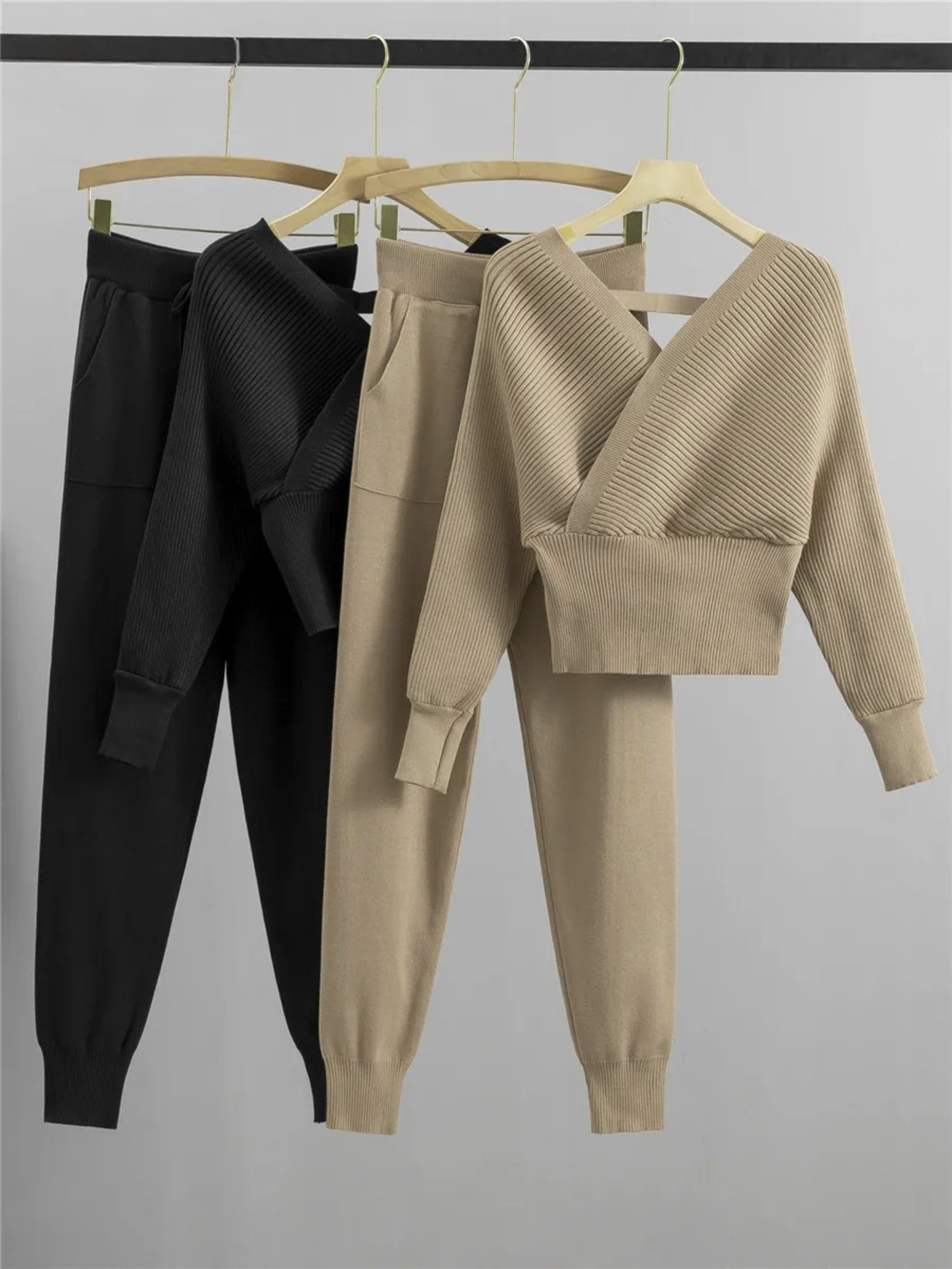 Tweedelige Set Dames Katoenmix met Overslagtrui en Taps Toelopende Joggingbroek – Casual en Verfijnd 5