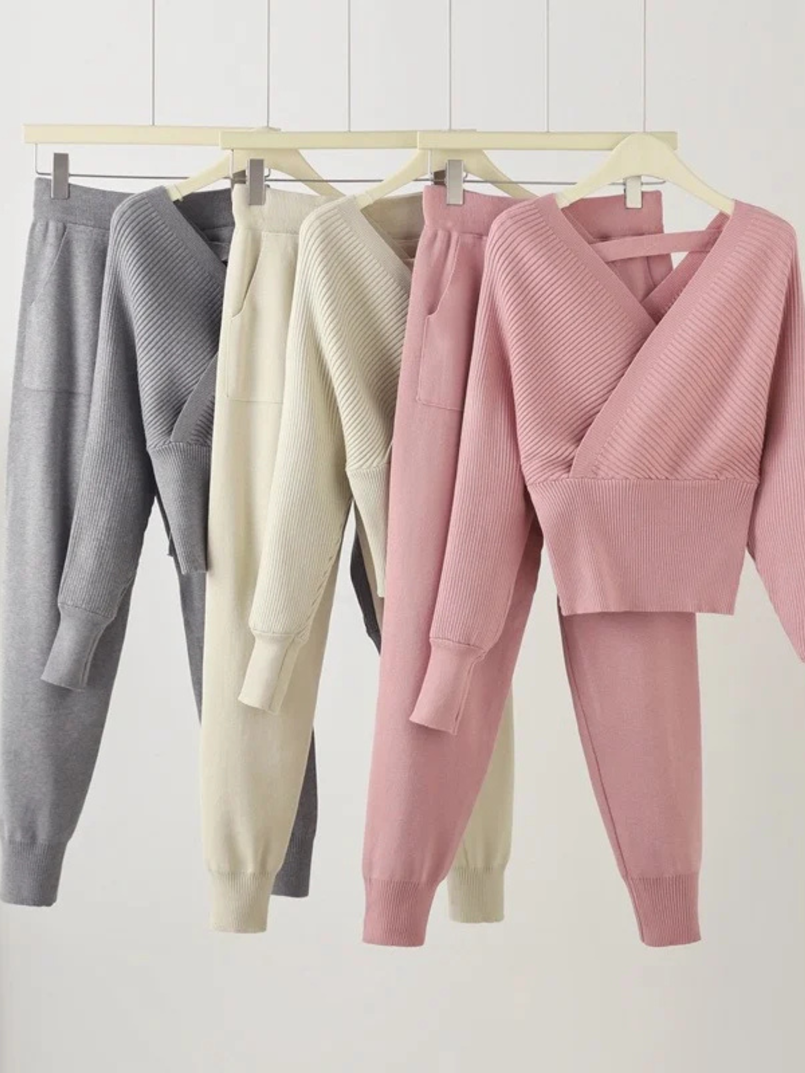 Tweedelige Set Dames Katoenmix met Overslagtrui en Taps Toelopende Joggingbroek – Casual en Verfijnd 6