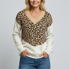 V-hals Dames Trui met Luipaardprint – Ultrazacht en Relaxte Pasvorm in Crèmekleur 2